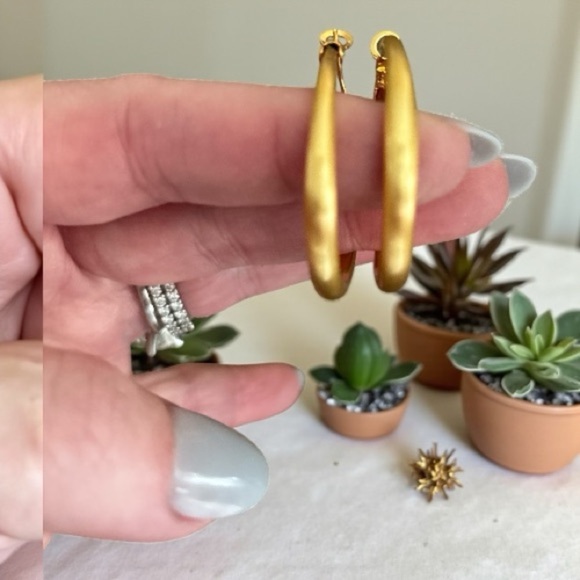 Elegant Gold Hoop Earrings - Picture 2 of 3